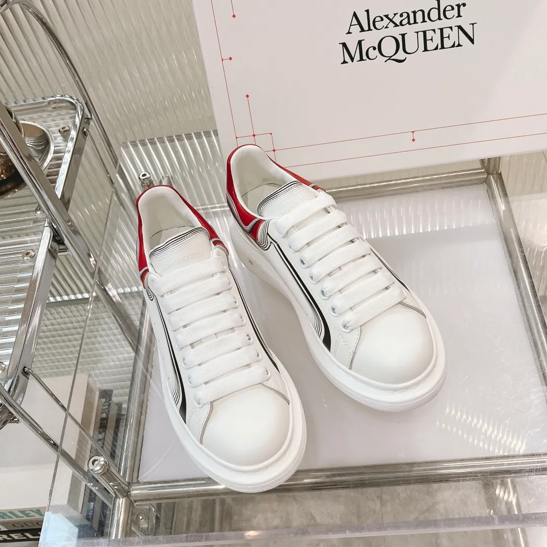 👟👟Ex-factory price 440👟👟 Men's size +10 (high version + 60 men's size plus 10) The latest addition to the counter is the top high-end version of Alexander McQueen·Alexander McQueen 2023 new wide sports shoes, white shoes and casual shoes👟New colors! The rear tail is really unique and pretty, I love it at first sight! 😍Top version! 👍🏻I won’t introduce too much about the style of this shoe. It will never go out of style year after year in spring, summer, autumn and winter. It is a super versatile style and has always been in hot demand. 🔸Upper: original custom-made latest silk cowhide 🔸Inner lining: cowhide foot pads + top-grade highly breathable mesh ��Outsole: the latest original open mold one-to-one precision mold PU vacuum outsole 🔸Female model 34-41 (customized at 34.40.41) 🔸Men's model 38-45 (customized at 38 45)